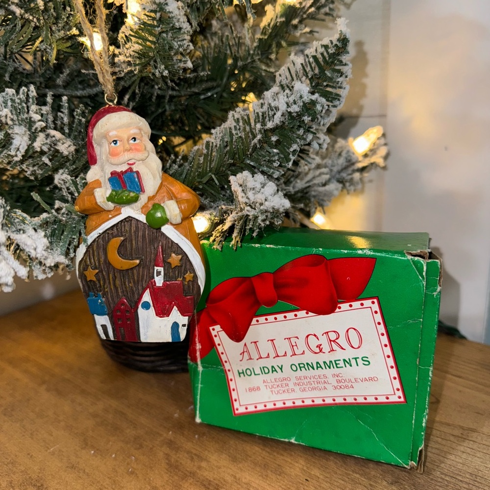 VINTAGE SANTA CHRISTMAS TREE ORNAMENT STARRY NIGHT OVER TOWN PRESENT SANTA CLAUS